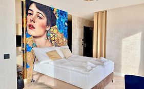 Luxury Modern Apartment Near Metro